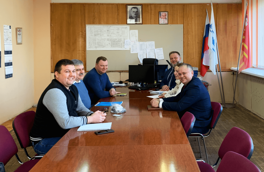 Слева: технический директор BWP Провиденко М.Л., начальник отдела Локализации Пинский Т.Ф., сотрудник отдела Локализации Филиппов А.В.Справа: директор завода Щербаков С.В., заместитель директора по коммерческим вопросам Мальсагова Л.А., первый заместитель директора Таюпов А.И.