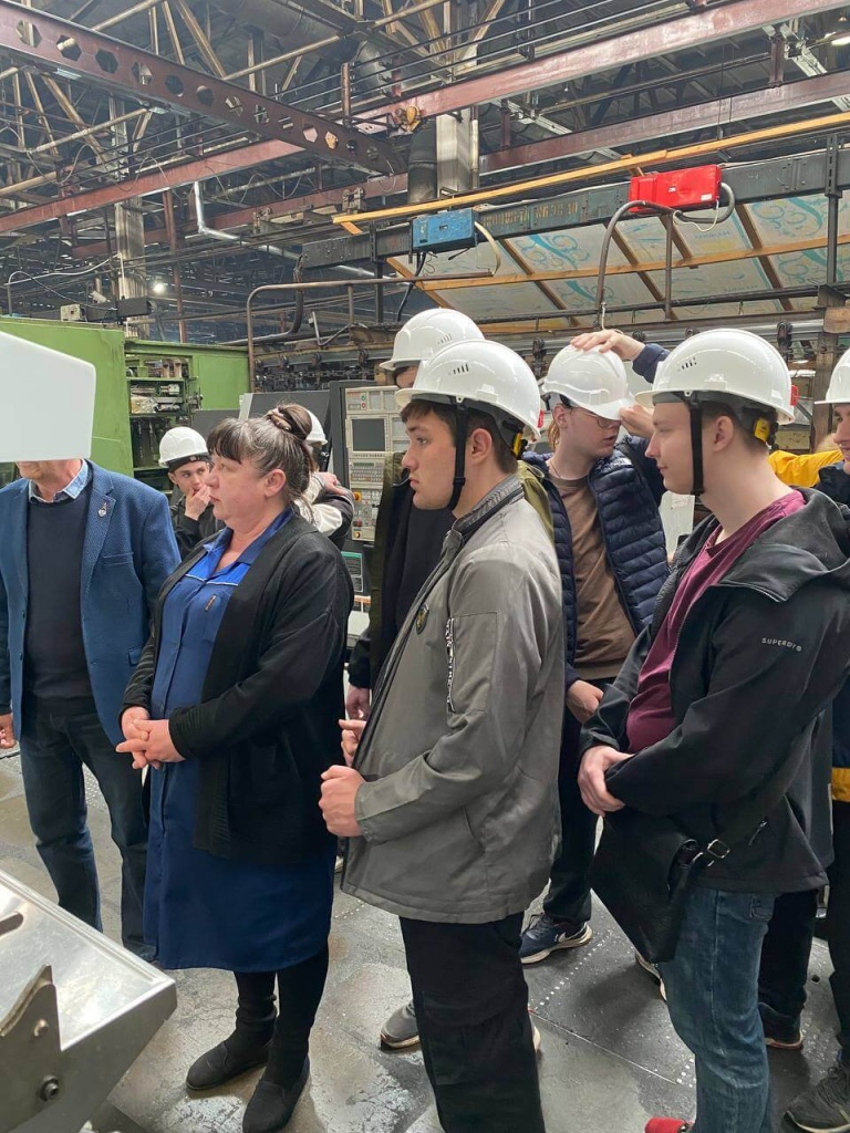 Студенты в цехе механической обработки