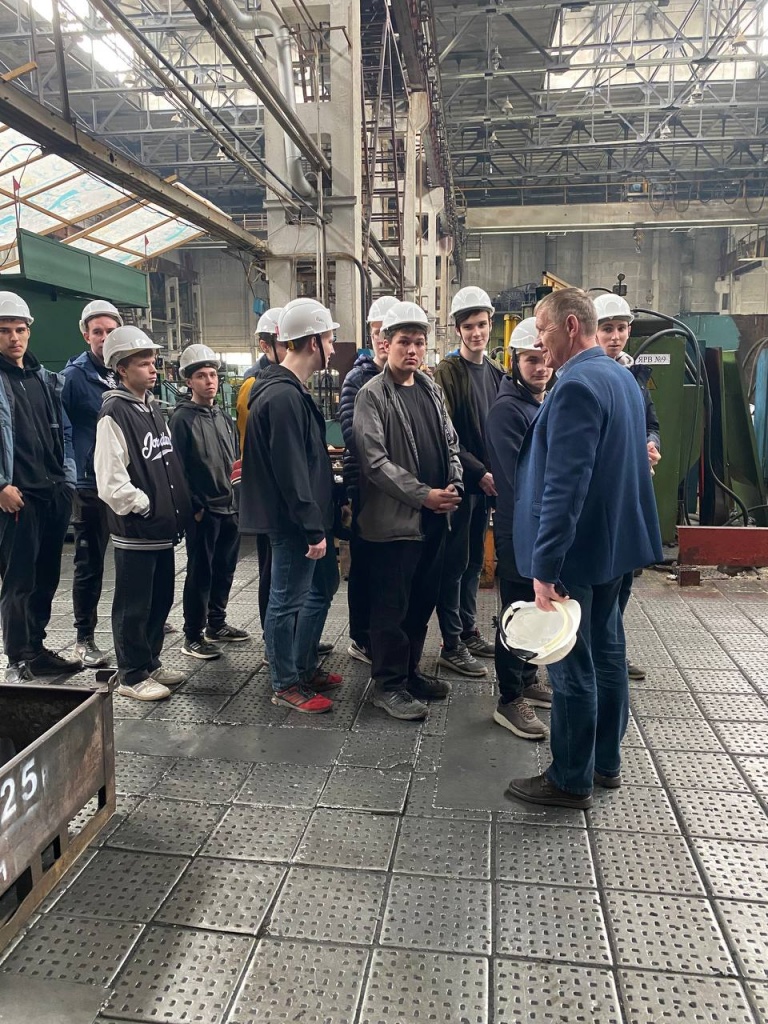 Экскурсия на заводе для студентов Рославльского многопрофильного колледжа 
