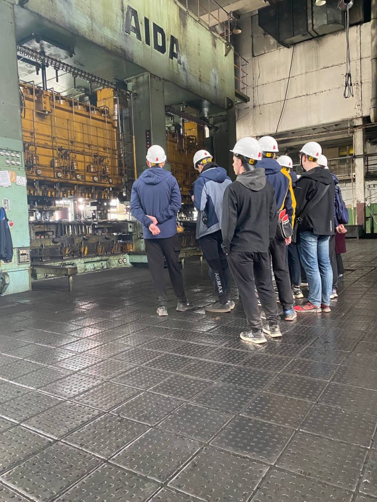 Студенты Рославльского многопрофильного колледжа в прессовом цехе