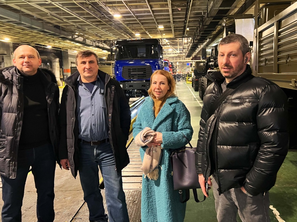 Слева направо: главный конструктор Новиков В.В., заместитель директора по технологиям и техническому развитию Соловьев В.И., заместитель директора по коммерческим вопросам Мальсагова Л.А., директор департамента продаж Мальсагов Р.А. Слева направо: главный конструктор Новиков В.В., заместитель директора по технологиям и техническому развитию Соловьев В.И., заместитель директора по коммерческим вопросам Мальсагова Л.А., директор департамента продаж Мальсагов Р.А.